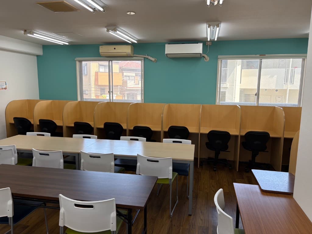 自習ブースと明るい教室